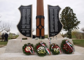 Világháborús emlékmű ünnepélyes átadása Devecserben